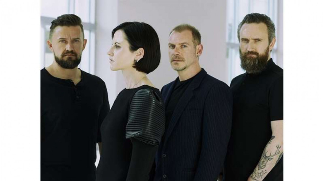 Dolores O'riordan (perempuan), berpose bersama anggota band The Cranberries dalam almbum baru mereka.