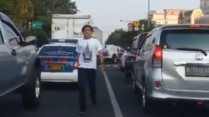 Pemuda gondrong peduli lingkungan di Jakarta.