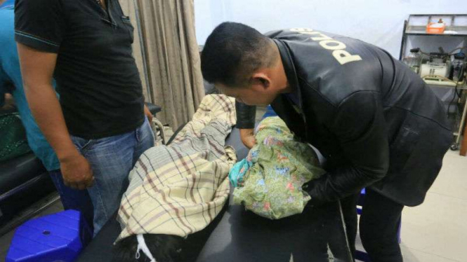 Polisi memeriksa kondisi korban dugaan bunuh diri di Jombang, Jawa Timur, pada Selasa, 16 Januari 2018.