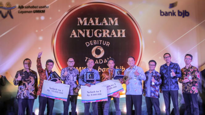 Bank BJB memberikan penghargaan kepada debitur-debitur terbaik UMKM