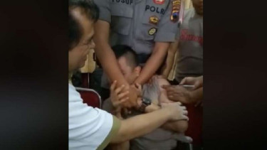 Polisi yang menjerit ketakutan saat disuntik.