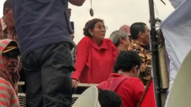 Menteri Susi saat temui nelayan di depan Istana Merdeka.