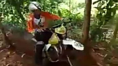 Biker motor trail yang tiba-tiba pingsan.