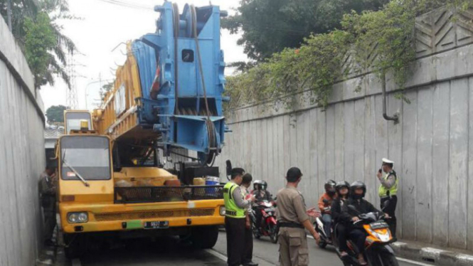 Crane yang mogok di underpass Senen, Jakarta Pusat