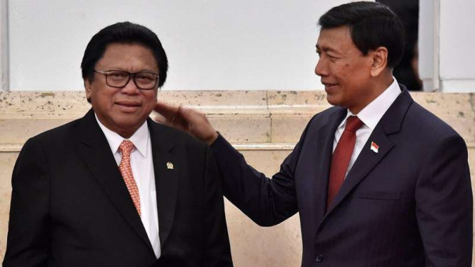 Oesman Sapta Odang (kiri) bersama Ketua Dewan Pembina Hanura Wiranto, yang juga Menko Polhukam.