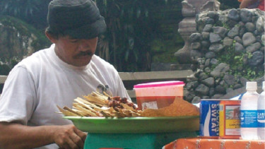 Penjual sate keliling di Depok