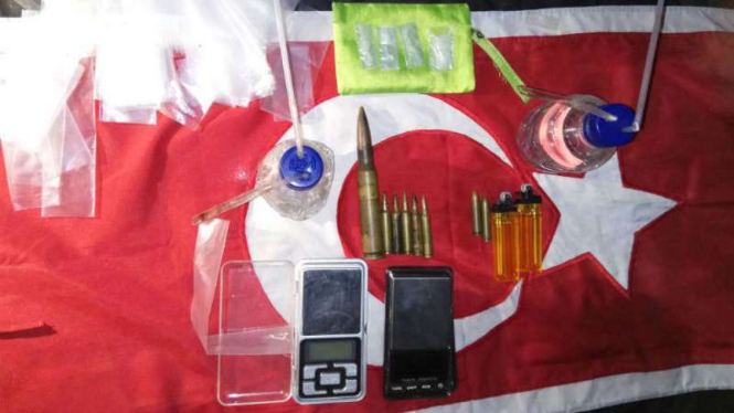 Barang bukti bendera bulan bintang, amunisi, dan sabu-sabu yang ditemukan dari dua orang warga Aceh Besar, Aceh, pada Kamis, 18 Januari 2018.