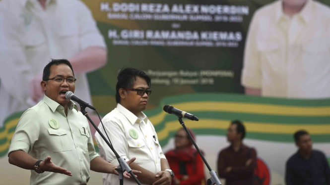 Pasangan bakal calon Gubernur dan Wakil Gubernur Sumsel Dodi Reza Alex Noerdin (kir)-Giri Ramandha Kiemas (kanan) berpidato di hadapan para pendukungnya saat deklarasi di Monumen Perjuangan Rakyat (Monpera) Palembang, Sumatera Selatan.
