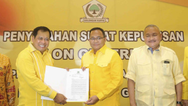 Ketua DPP Golkar Nurdin Halid (kiri) bersama Dodi Reza Alex Noerdin (tengah)