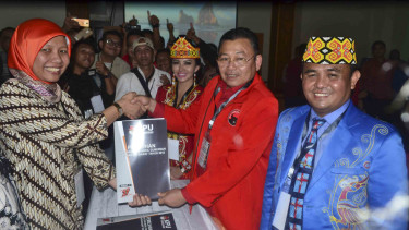 Bupati Bengkayang Suryadman Gidot (kanan baju biru)