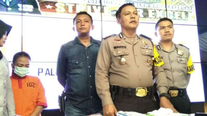 Polisi memperlihatkan seorang ibu (kiri) yang ditahan gara-gara menjual bayinya yang berusia tiga bulan demi membeli sabu-sabu dan tas di Palembang pada Jumat, 19 Januari 2018.