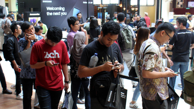 Antrean Konsumen pada Penjualan Perdana Samsung Galaxy A8 dan A8+