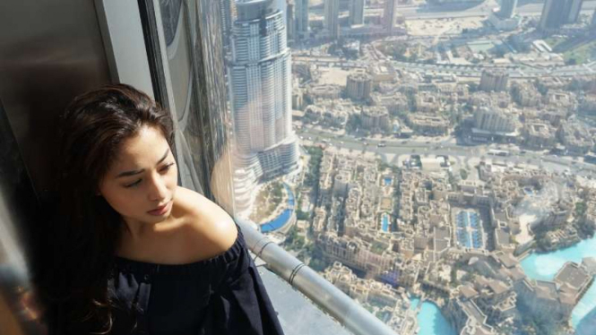  Nikita Willy - At The Top Burj Khalifa