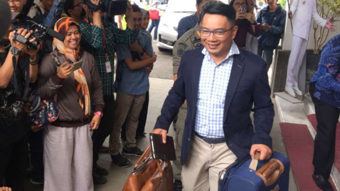 Ridwan Kamil saat tinggalkan rumah dinas pendopo Kota Bandung.