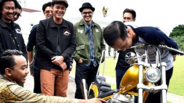 Presiden Jokowi bersama motor chopper yang dibelinya.