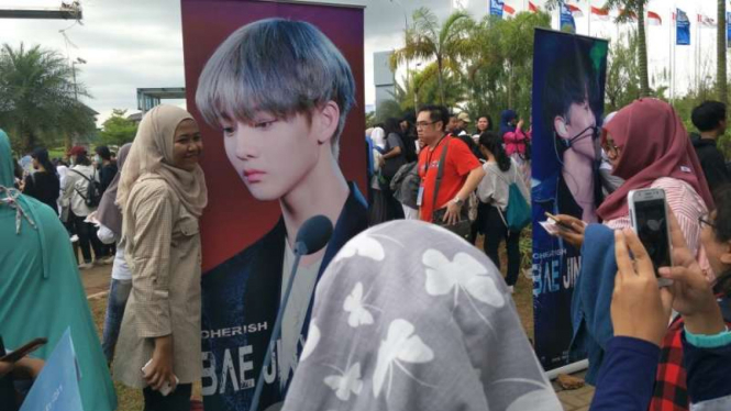 Foto personel Wanna One diserbu penggemar