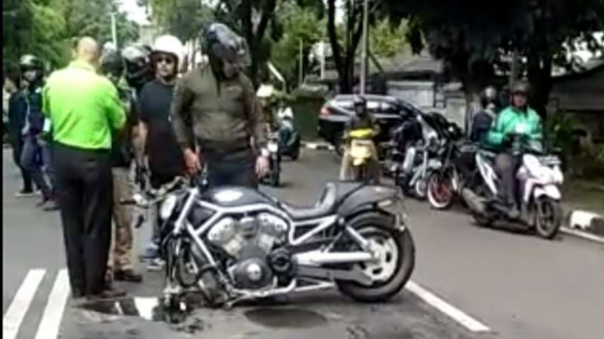 Pengendara mobil Mazda dan motor Harley Davidson berdebat usai tabrakan