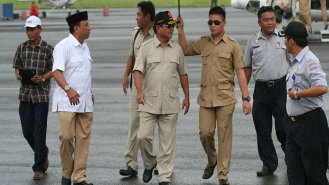 Fernando Wowor mengawal di belakang Prabowo.