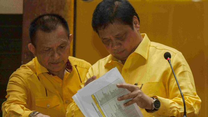 Sekjen Golkar Lodewijk Freidrich Paulus (kiri) bersama Ketua Umum Parti Golkar Airlangga Hartarto.