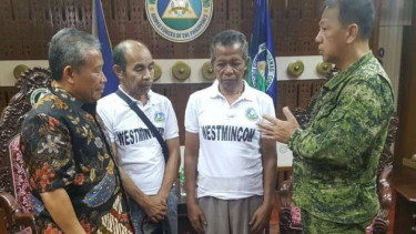 Dua WNI (tengah) berhasil bebas dari sandera Abu Sayyaf.