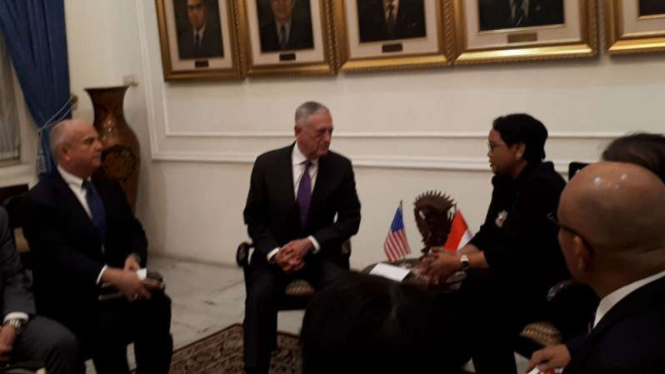 Menteri Luar Negeri RI Retno Marsudi (kanan) dan Menteri Pertahanan Amerika Serikat James Norman Mattis di Gedung Pancasila, Jakarta Pusat, pada Senin malam, 22 Januari 2018.