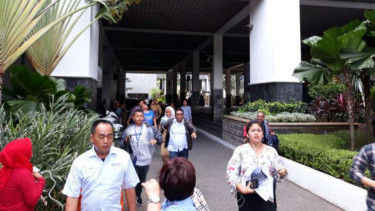 Kepanikan akibat guncangan gempa di Jakarta