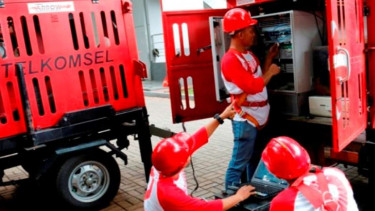 Petugas Telkomsel sedang melakukan pengecekan jaringan compact mobile BTS.
