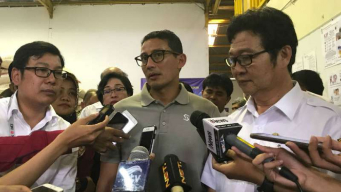 Wakil Gubernur DKI, Sandiaga Uno (tengah)