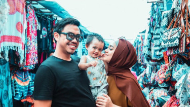 Ayudia Bing Slamet dan suami.