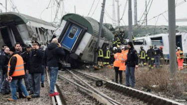 Kondisi gerbong kereta api yang anjlok di Italia.