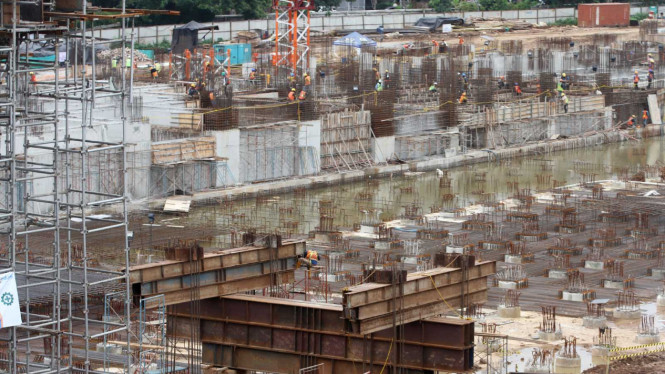 Proses Pemasangan Rel Proyek LRT Kelapa Gading-Velodrome