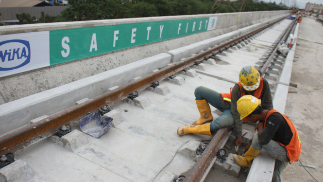 Proses Pemasangan Rel Proyek LRT Kelapa Gading-Velodrome