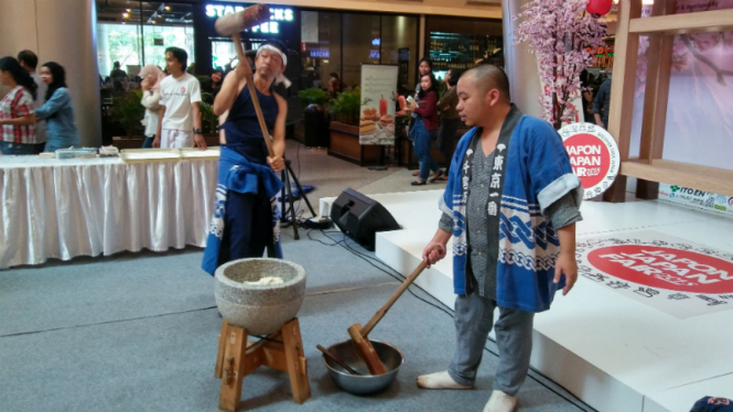 Pembuatan kue mochi.