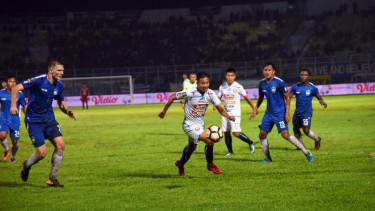Kapten Arema FC, Dendi Santoso (tengah)