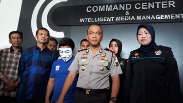Tersangka (memakai topeng) pelecehan terhadap pasien di Surabaya