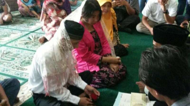 Rahmat Hariyanto dan Hikmah Setiana saat ijab kabul.