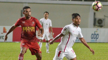 Michael Rumere (merah) saat membela Kalteng Putra.