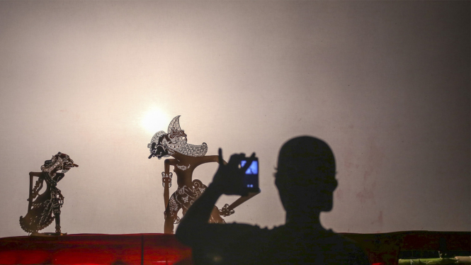 Pertunjukan wayang kulit.
