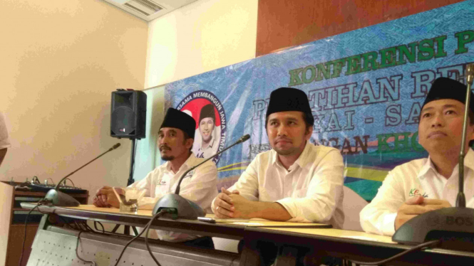 Emil Dardak (tengah)