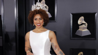 Penyanyi Pro Trump Pakai Gaun Gambar Janin di Grammy Awards