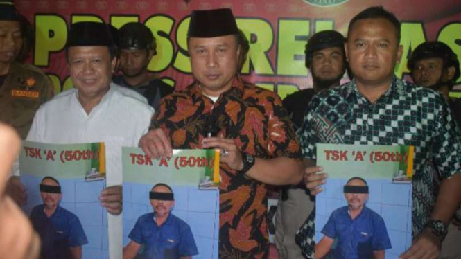 Polisi memperlihatkan foto tersangka penganiaya KH Umar Basri, pemimpin Pesantren Al Hidayah, di Bandung, Jawa Barat, pada Senin, 29 Januari 2018.