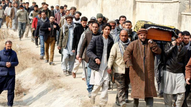Penguburan jenazah korban bom mobil di Kabul