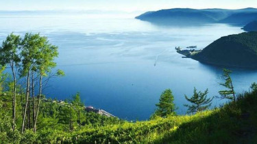 Danau Baikal yang terletak di Rusia. 