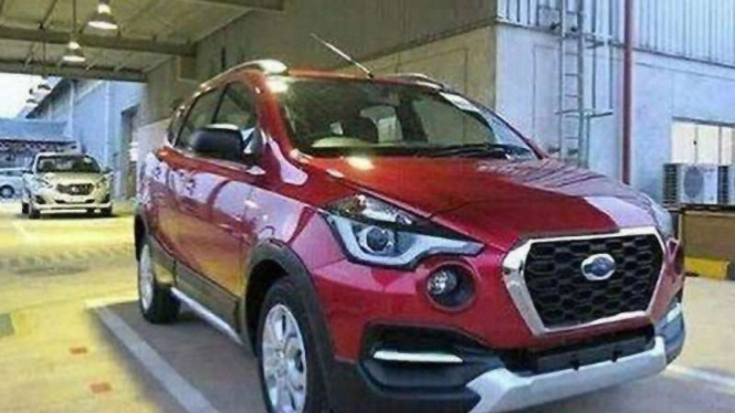 Datsun GO baru (di belakang Datsun Cross warna merah)