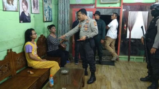Personel kepolisian di Aceh Utara memeriksa dan menangkap belasan waria di daerah itu dalam operasi Pekat, Sabtu malam (27/1/2018)