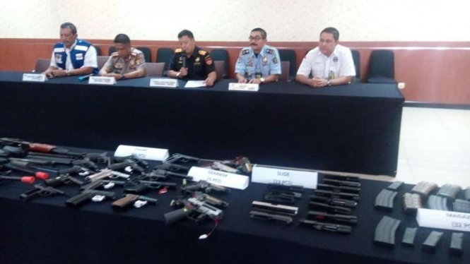Ratusan pucuk senjata yang dibawa oleh seorang penumpang pesawat Malaysia Airlines, Selasa (30/1/2018)