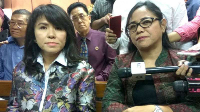 Adik sekaligus kuasa hukum Ahok, Fifi Lety Tjahaja Purnama (kiri) dan Josefina Agatha