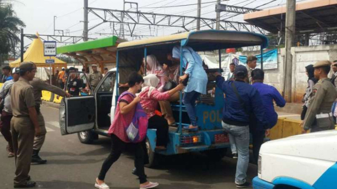 Warga naik kendaraan Satpol PP di Tanah Abang