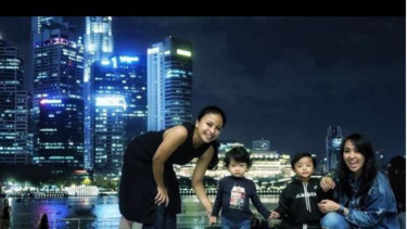 Tantri dan Chua Kotak bersama anak-anaknya