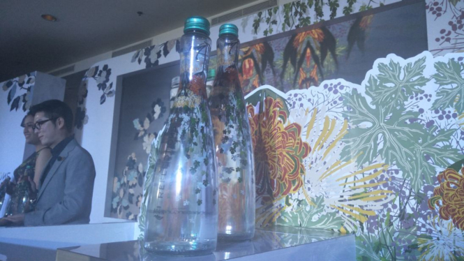Karya Sebastian Gunawan di botol AQUA
